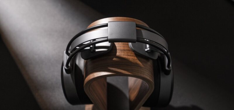 View of Sineaptic SE-1 headphones with ribbon driver.