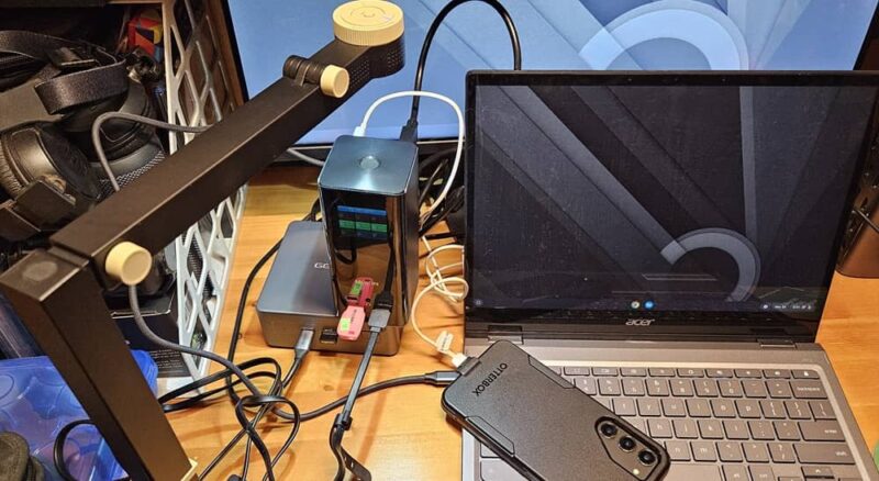 Multiple devices connected to the MOKiN docking station.