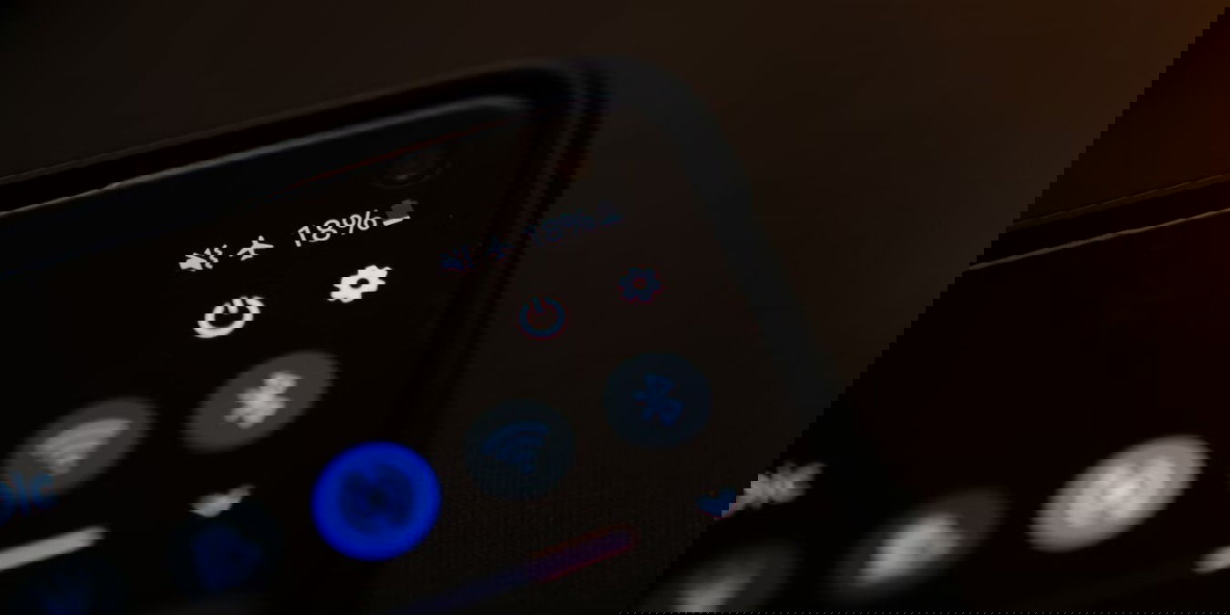 A phone showing mobile data not working on Android.